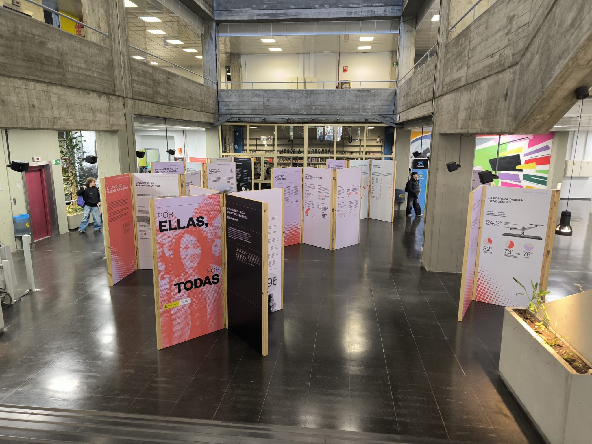 La Facultad acoge la exposición “Por ellas, por todas”